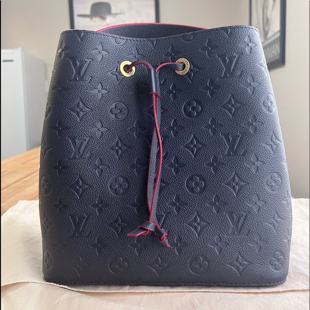 Louis Vuitton
NeoNoe Handbag Monogram Empreinte Leather MM - Picture 2 of 16